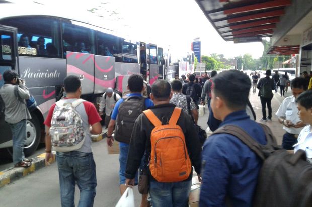 Jalur Kereta di Cirebon dan Tegal Terendam, Ratusan Penumpang Dialihkan Naik Bus