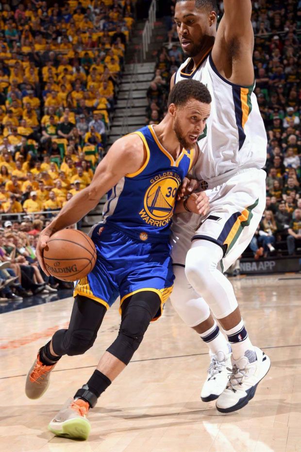 Stephen Curry (kiri-Golden State Warriors) menerobos pertahanan Utah Jazz pada Gim 4 Semifinal Wilayah Barat NBA 2017. (Foto-nba.com)