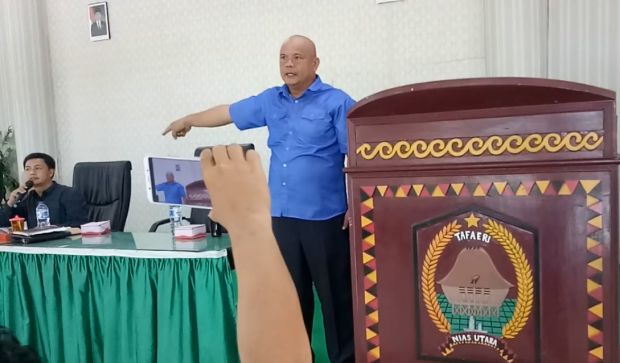 Rapat Paripurna DPRD Nias Utara Ricuh, Oknum Dewan Pecahkan Meja Kaca