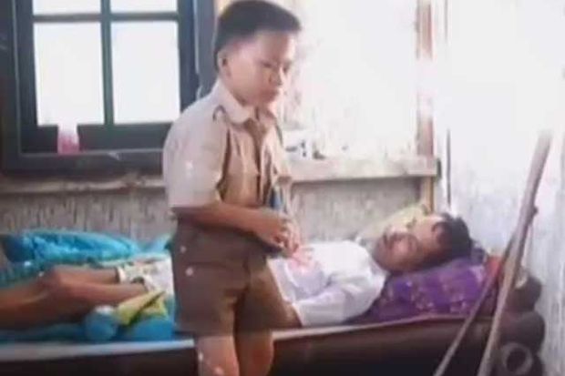 Kisah Bocah Kelas IV SD Rawat Ayah yang Lumpuh