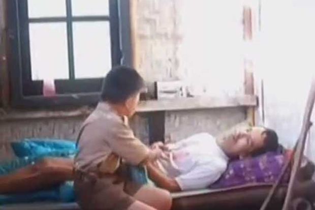 Kisah Bocah Kelas IV SD Rawat Ayah yang Lumpuh