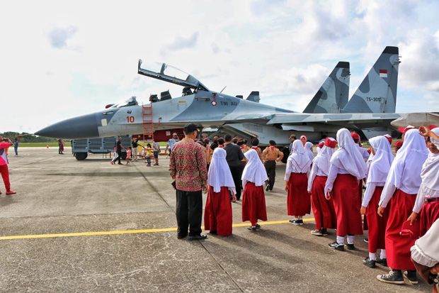 Antusias Pelajar dan Warga Batam Saksikan Pesawat Tempur Sukhoi