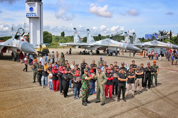 Antusias Pelajar dan Warga Batam Saksikan Pesawat Tempur Sukhoi