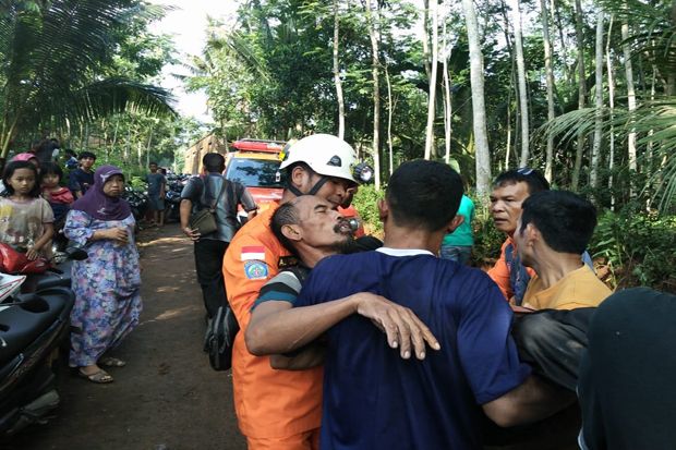 Perjuangan Berat Tim SAR Selamatkan Orang Sakit Tercebur Sumur