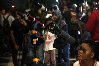 Sukacita Masyarakat Dunia di Tengah Supermoon nan Indah