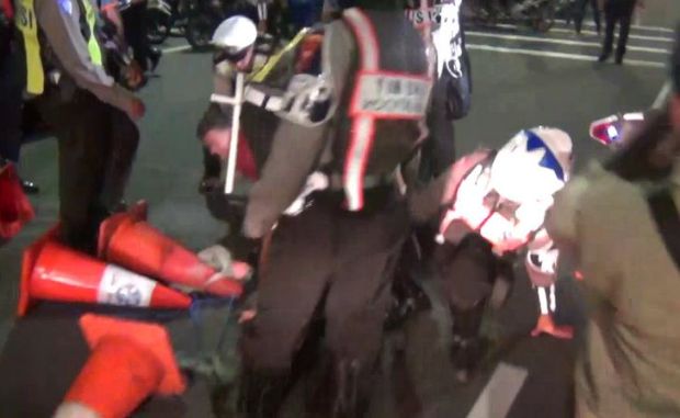 Takut Ditilang, 2 Pemuda Pengendara Motor Nekat Tabrak Polisi
