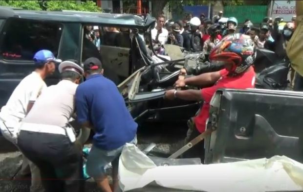 Minibus Tabrak Truk di Pantura Probolinggo 6 Penumpang Tewas 5 Luka