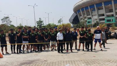 Pemain Persib Doa Bersama dan Tabur Bunga di GBLA