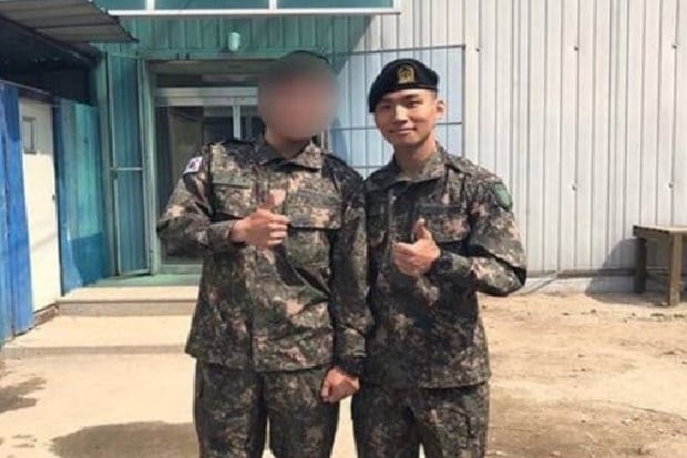 Taeyang dan Daesung Big Bang Berpose Saat Pelatihan Militer