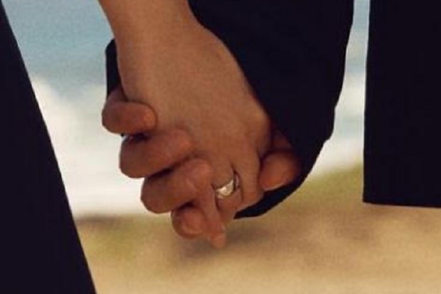 Taeyang Big Bang dan Min Hyorin Perlihatkan Cincin Kawin