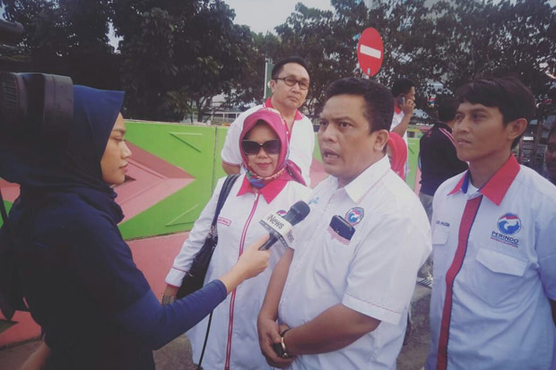 Perindo Jakut Bagikan Takjil ke Pengendara di Kelapa Gading