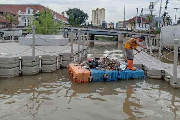Selesai Hujan, Taman Apung Kota Tua Dipenuhi Sampah