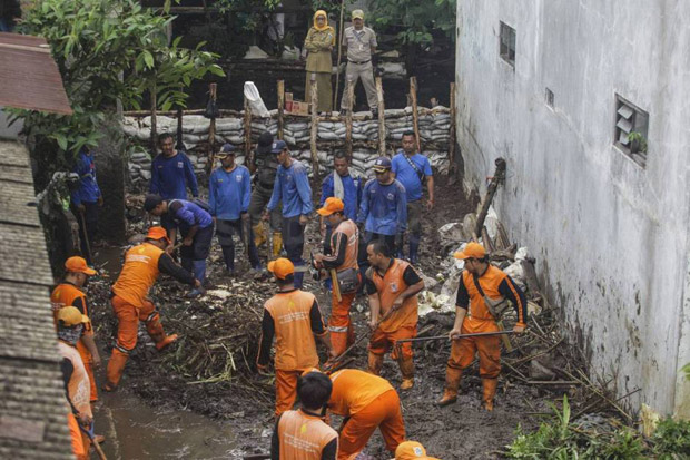 Tanggul Jebol di Jatipadang Segera Dipasangi Turap
