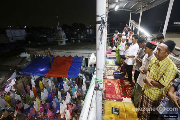 Warga Salat Tarawih di JPO, Sandiaga: Saya Terenyuh Banget