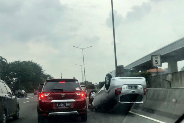 Dua Minibus Terguling di Ruas Tol Cikande dan Tol Pondok Gede
