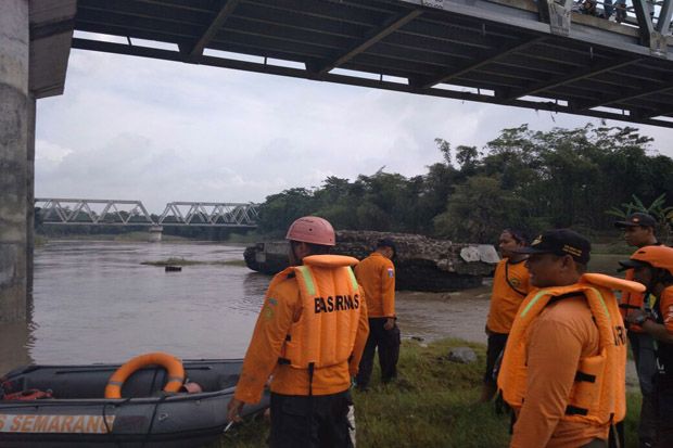 Tak Ada Angin dan Hujan, Warga Pemalang Terjun ke Sungai Comal