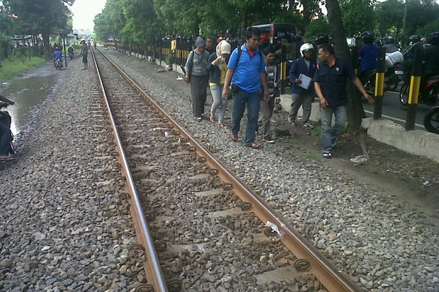 Anggota TNI AD Tewas Tersambar Kereta di Pasar Minggu