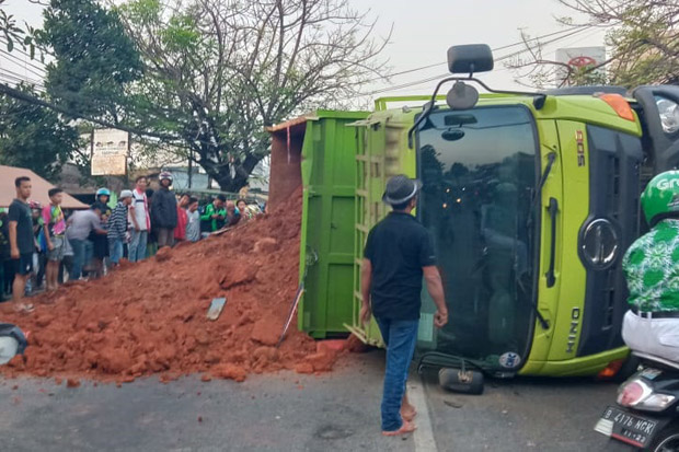 Minibus Tertimpa Truk Tanah, Balita Selamat Tiga Orang Diduga Tewas