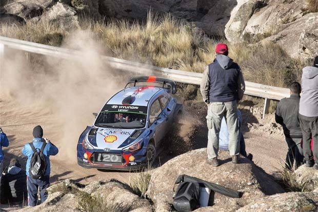 Thierry Neuville dengan navigator Nicolas Gilsoul (Hyundai Motorsport) dalam lomba WRC Reli Argentina 2017. (Foto-Michelin) 2