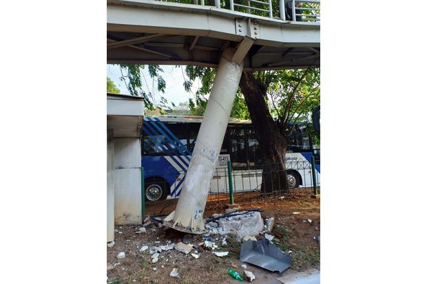 Dihantam Bus Transjakarta, Tiang JPO Halte Sumber Waras Nyaris Roboh