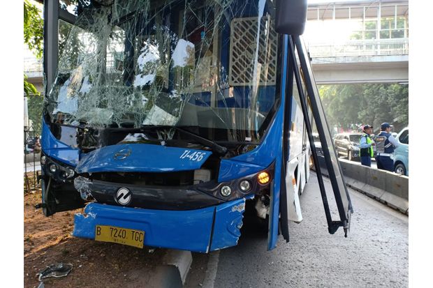 Dihantam Bus Transjakarta, Tiang JPO Halte Sumber Waras Nyaris Roboh