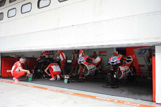 Tim Ducati Corse menyiapkan 2 motor beda fairing untuk dijajal Casey Stoner pada tes tertutup 25 Januari 2017 di Sepang. (Foto-Motorsport)