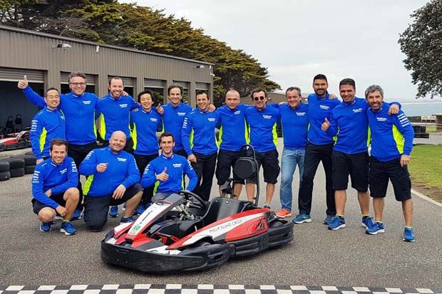 Tim Suzuki minus Andrea Iannone balapan gokart di Phillip Island jelang tes pramusim II MotoGP 2017 di Australia. (Foto-twitter)