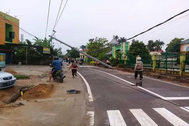 Tergerus Galian Proyek Saluran Air, 4 Tiang Listrik Ambruk