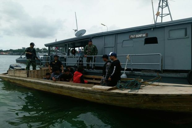 TNI AL Tangkap 27 TKI Ilegal saat Melintas di Perairan Kawal