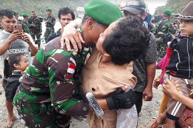 Terharu, Prajurit TNI AD Cium Kaki Ibunya Sebelum Bertugas