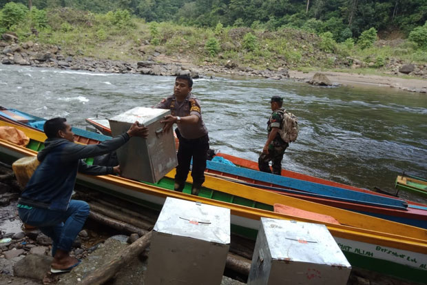 Kisah Perjuangan Aparat Membawa Logistik Pilkada ke Desa Terpencil
