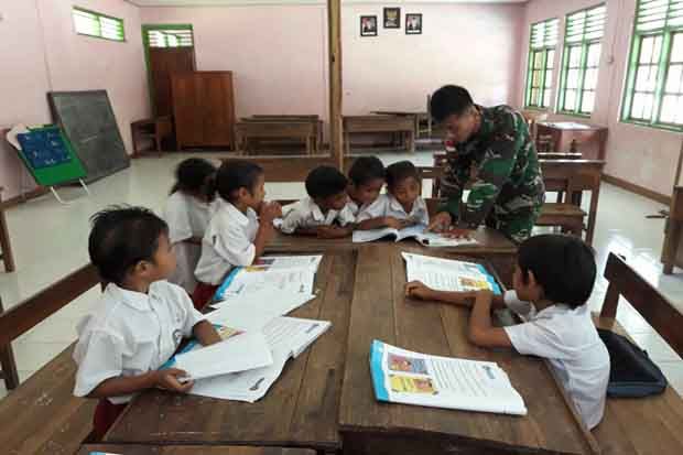 Jaga Daerah Perbatasan, 2 Anggota TNI Ini Luangkan Waktu Mengajar