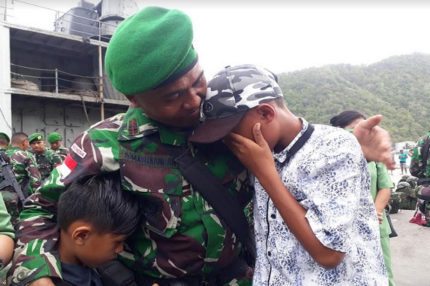 Terharu, Prajurit TNI AD Cium Kaki Ibunya Sebelum Bertugas