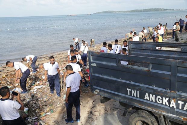 Peringati Hari Dharma Samudera, Lantamal IV Bersihkan Pantai
