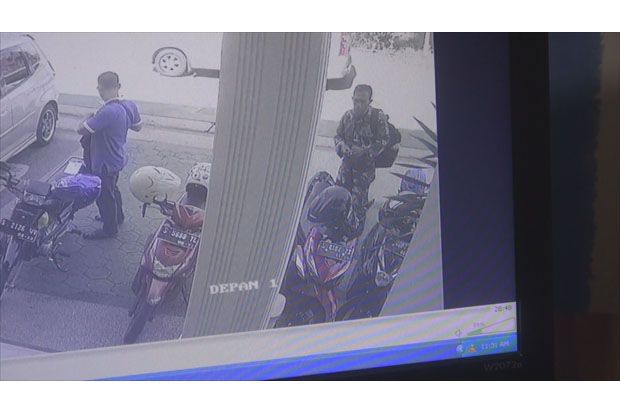 Lagi, Terekam CCTV Pria Berseragam Loreng Curi Motor