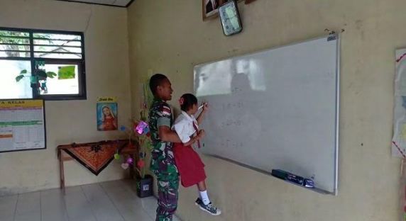 Kekurangan Guru, Prajurit TNI Bantu Mengajar di Perbatasan