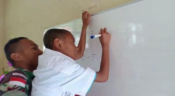Kekurangan Guru, Prajurit TNI Bantu Mengajar di Perbatasan