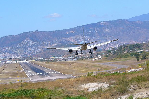 10 Bandara Paling Berbahaya di Dunia, di Mana Saja?