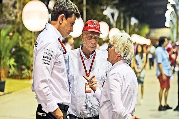 Toto Wolff (kiri) bersama Niki Lauda (tengah) dan Bernie Ecclestone di F1 2017. (Foto-focus.de)