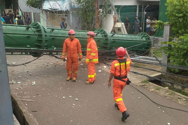Timpa 3 Rumah Warga, Sandi Minta Pemilik Tower Tanggung Jawab