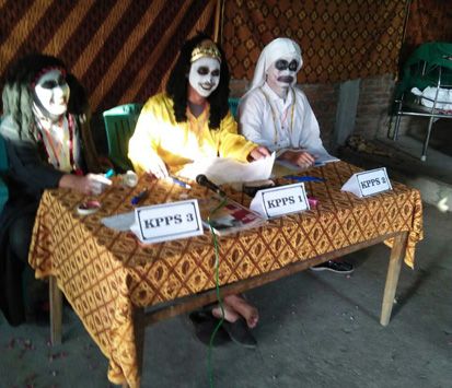 Pocong dan Kuntilanak Jadi Petugas TPS 007 Semarang
