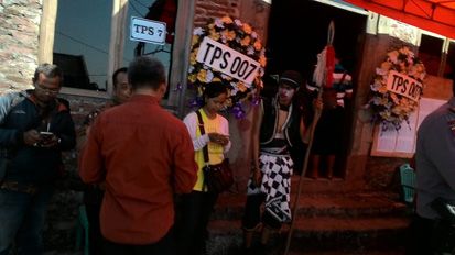 Pocong dan Kuntilanak Jadi Petugas TPS 007 Semarang