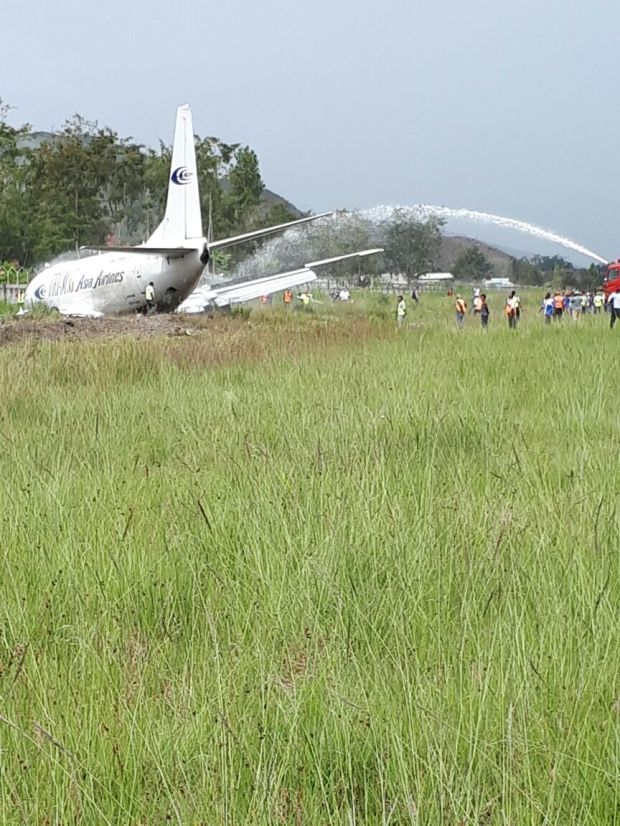 Pesawat Cargo TRIMG AIR Tergelincir Keluar Runway Bandara Wamena