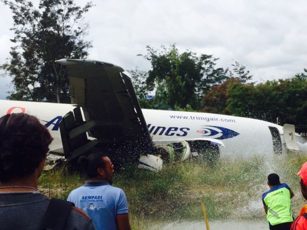 Pesawat Cargo TRIMG AIR Tergelincir Keluar Runway Bandara Wamena