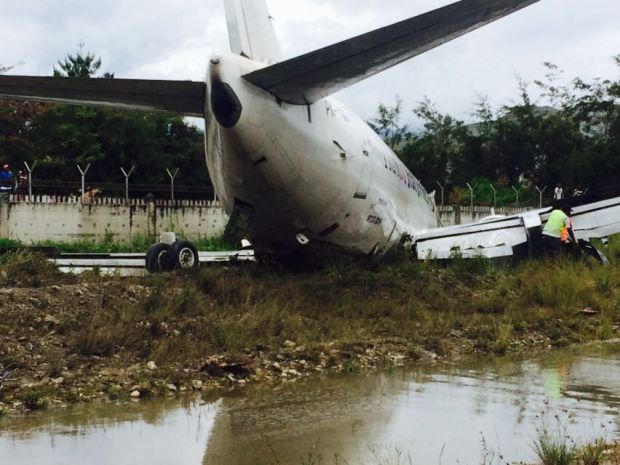 Pesawat Cargo TRIMG AIR Tergelincir Keluar Runway Bandara Wamena