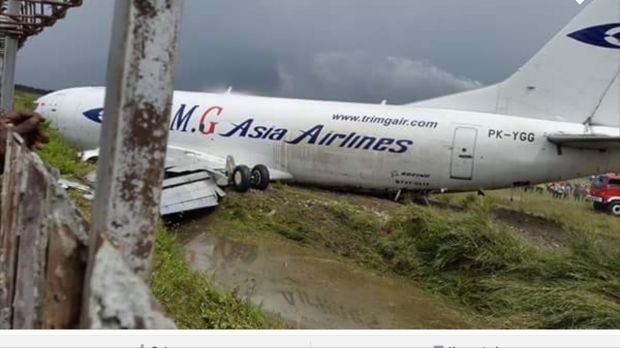 Pesawat Cargo TRIMG AIR Tergelincir Keluar Runway Bandara Wamena