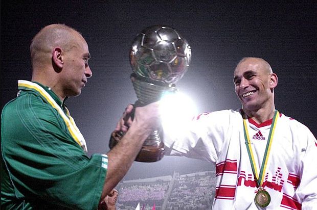 10 Pesepak Bola dengan Jumlah Trofi Terbanyak