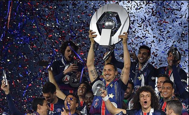 10 Pesepak Bola dengan Jumlah Trofi Terbanyak