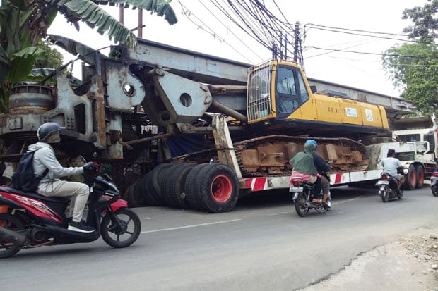 Truk Crane Terperosok di Ciputat Akibat Motor Tiba-tiba Muncul