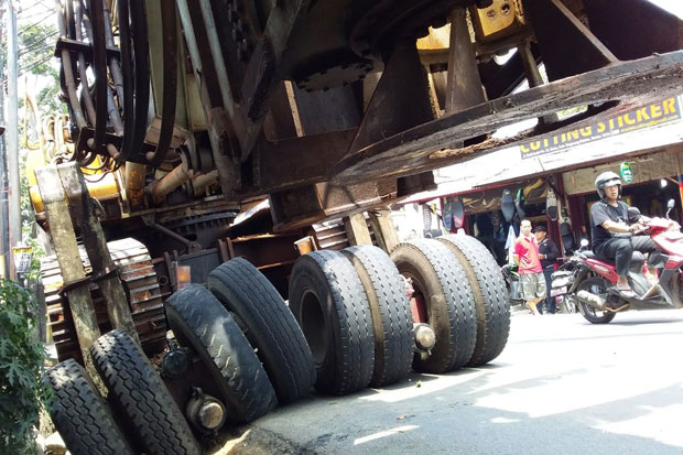 Truk Crane yang Terperosok di Ciputat Belum Bisa Dievakuasi